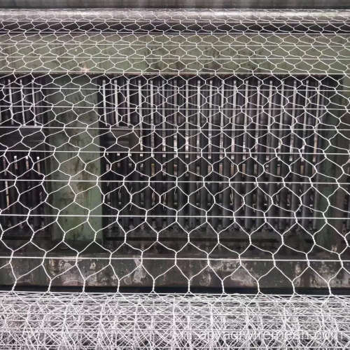 Net gelaste kooi met konijnenkooi
